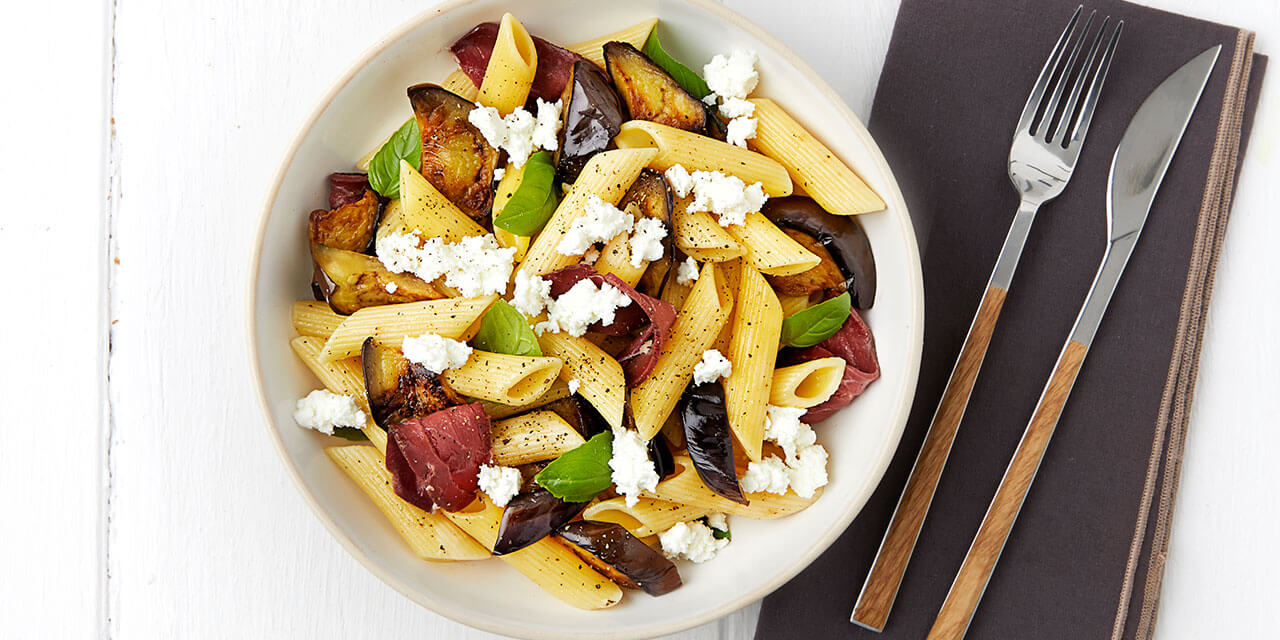 Snelle pasta met gebakken aubergine, gerookte eend en fetakaas