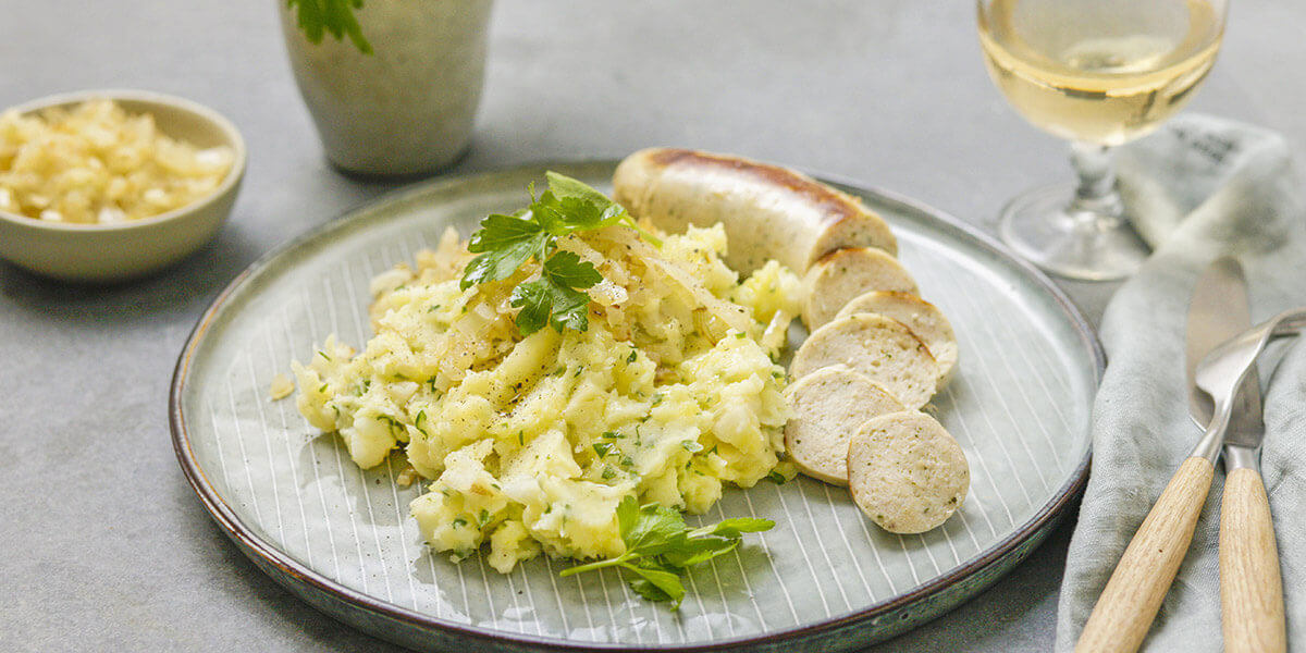 Stoemp de panais et céleri-rave, boudin blanc et oignons caramélisés