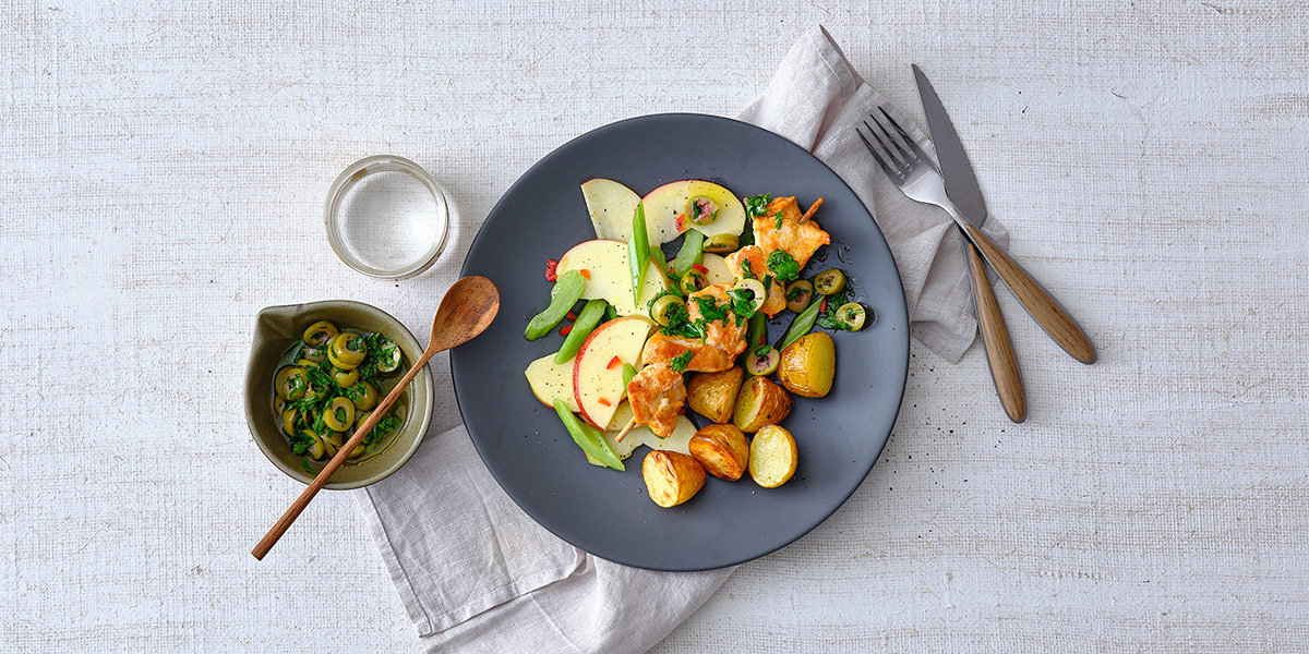 Kipbrochette met groene olijvenvinaigrette, selder met appel en krieltjes