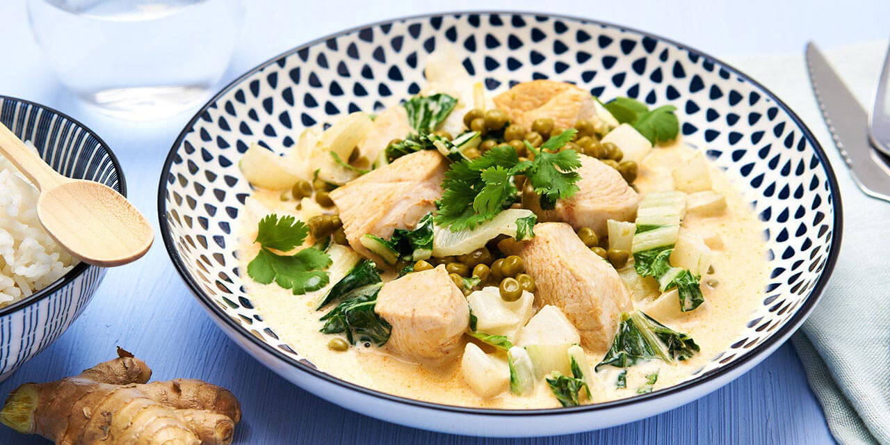 Kip rode curry met erwtjes en paksoi