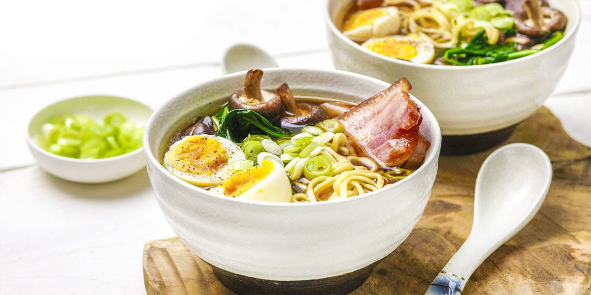 Snelle ramen met speklapjes