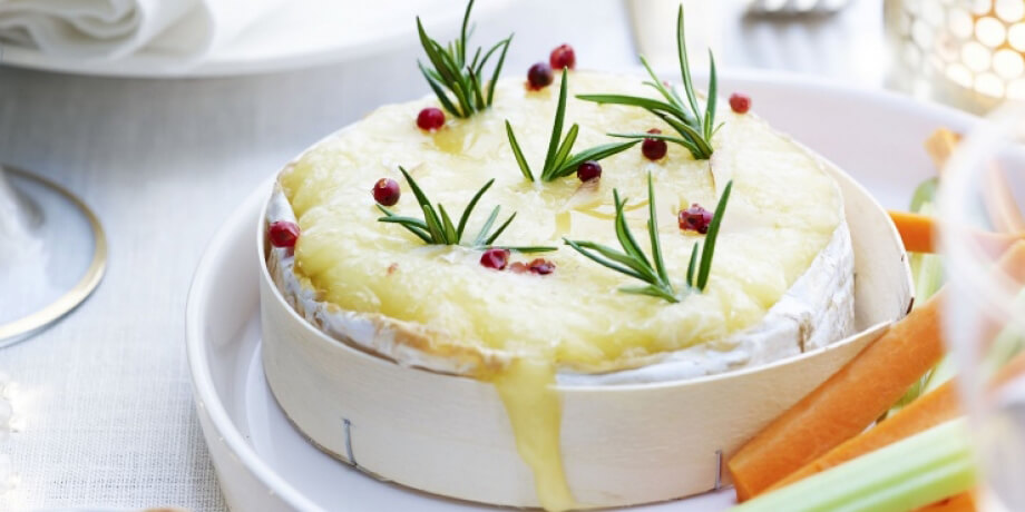 Camembert in de oven, groentedipstokjes