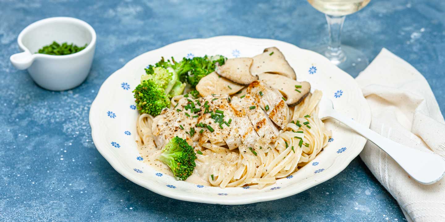 Kip in romige mosterdsaus met linguine en broccoli