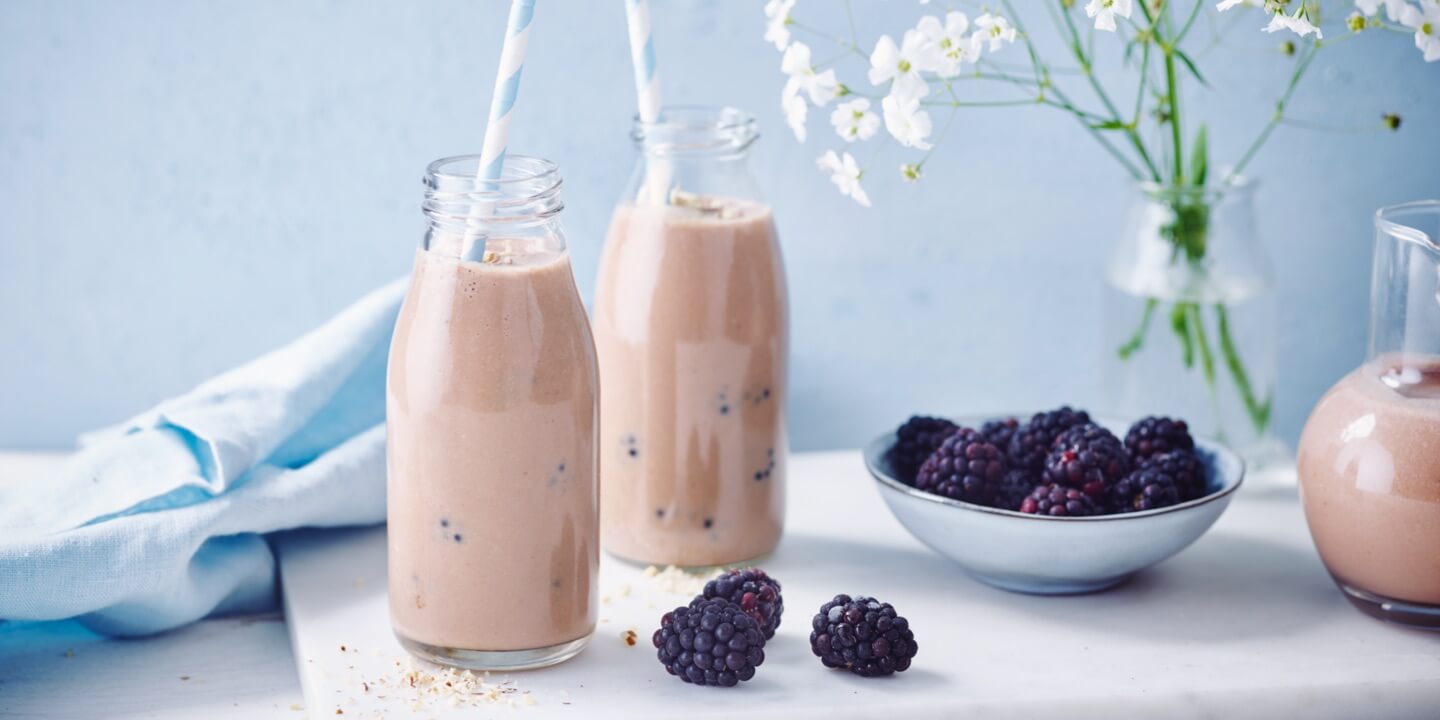 Hazelnootkokossmoothie met braambessen