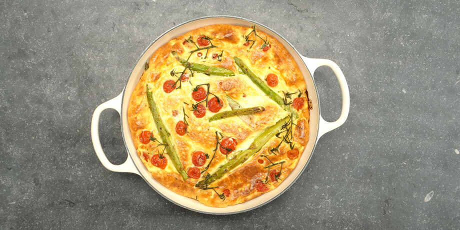 Hartige clafoutis van tomaten, asperges en parmezaan (Bio)