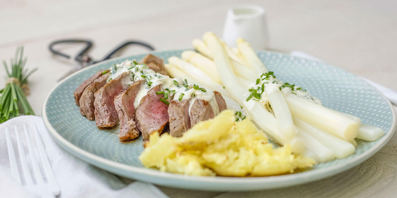 Asperges aux lanières de steak, sauce crémeuse et pommes de terre