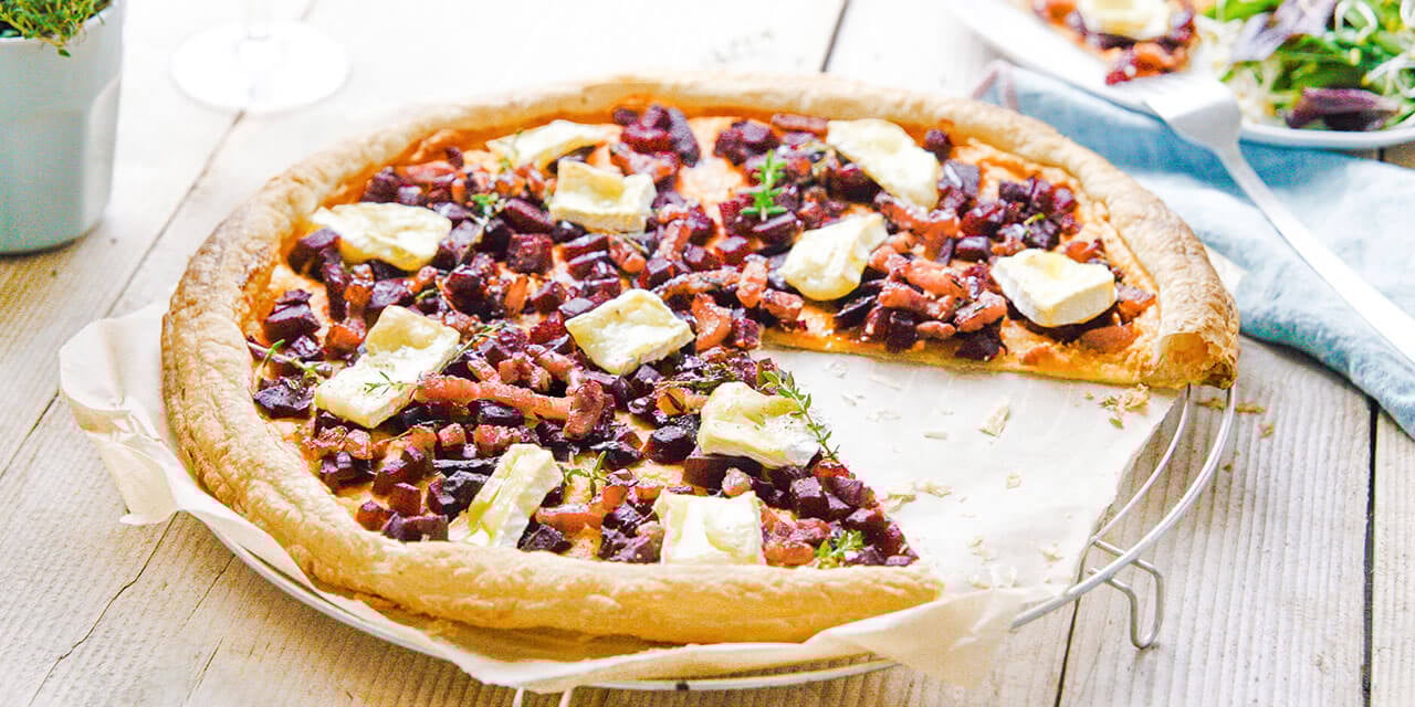 Quiche à la betterave, brie et lardons, accompagnée d'une salade