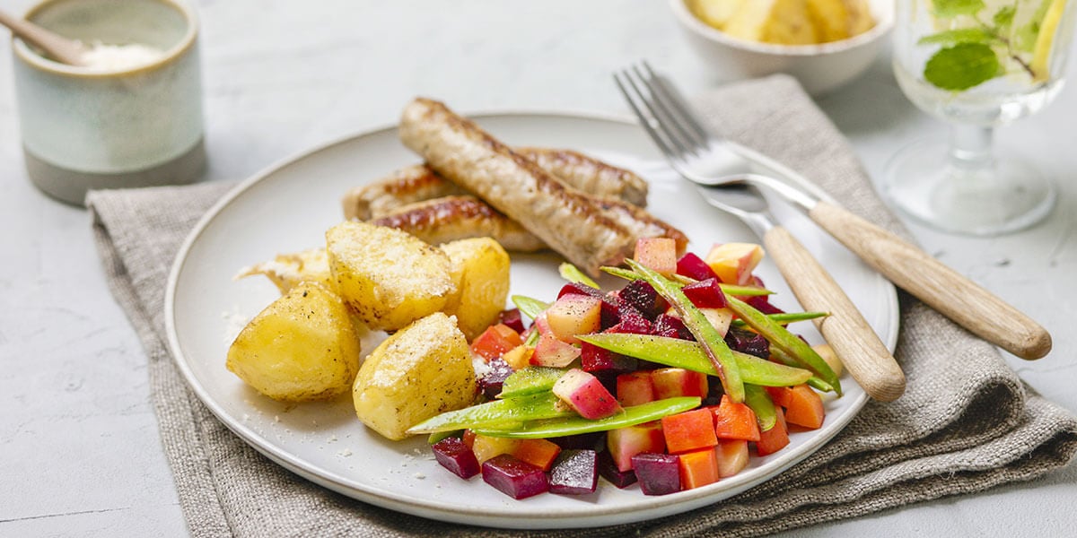 Macédoine de légumes, chipolata et pommes de terre au parmesan