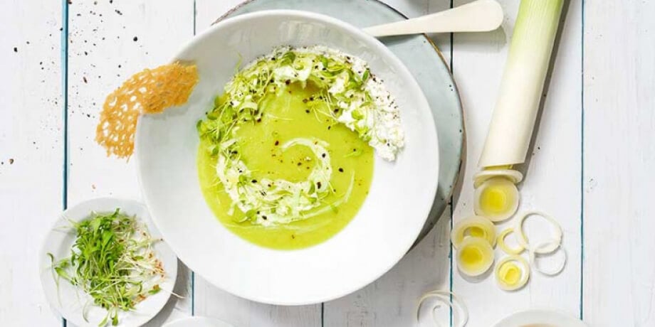 Soupe crémeuse, tuile de parmesan