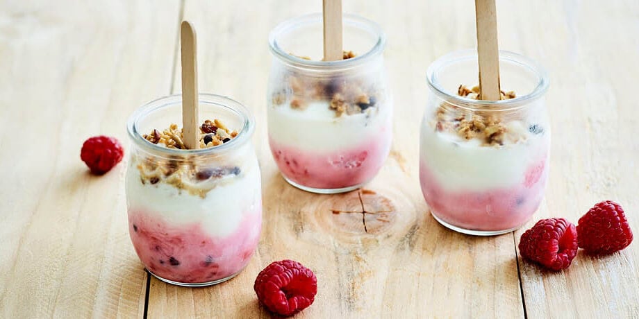 Frozen yoghurt met rood fruit en granola