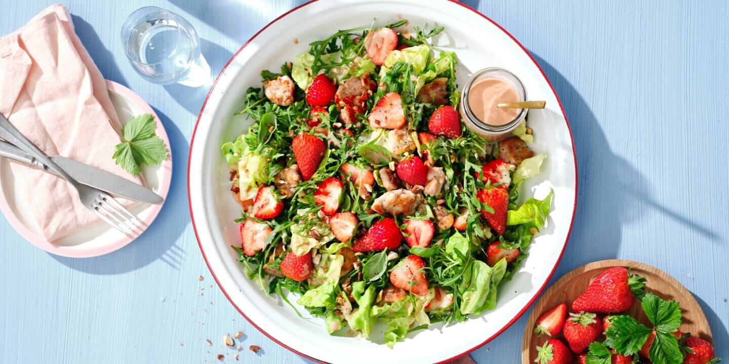 Aardbeiensalade met balsamico en aardbeienvinaigrette, amandelen en kip
