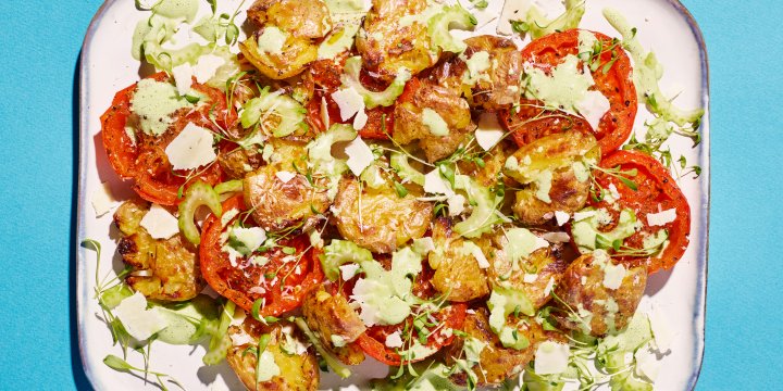 Salade de tomates et pommes de terre rôties, vinaigrette yaourt-basilic