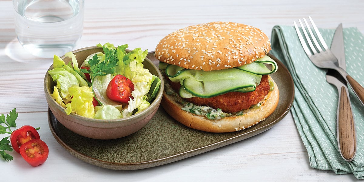 Burger de saumon, mayonnaise aux câpres et salade aigre-douce de concombre