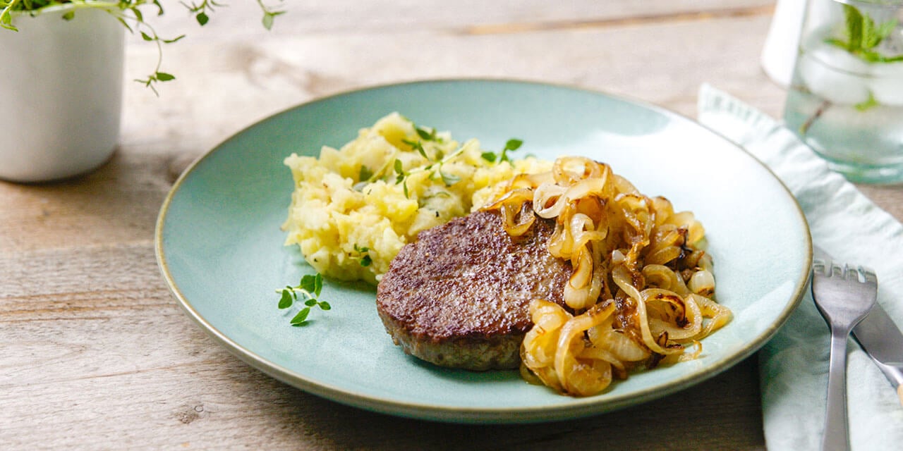 Hamburgers met knolselderpuree en gebakken zoete ajuin