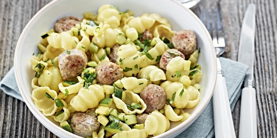 Roergebakken pasta met worst en courgette