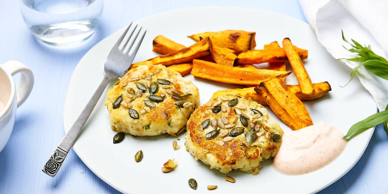 Pastinaak-halloumiburgertjes met pittenkorst en zoete aardappelfrietjes