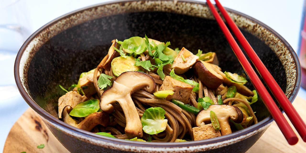 Nouilles soba épicées aux légumes sautés au wok et tofu