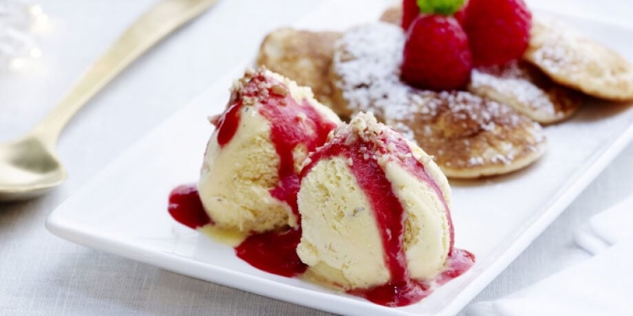 Minipancakes met vanille-ijs en frambozencoulis