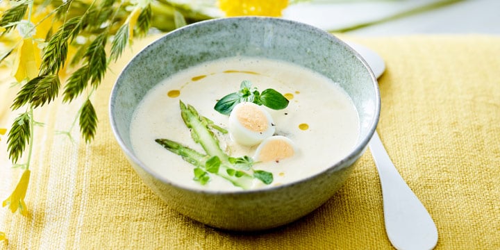 Gazpacho met groene asperges en peterselie-olie