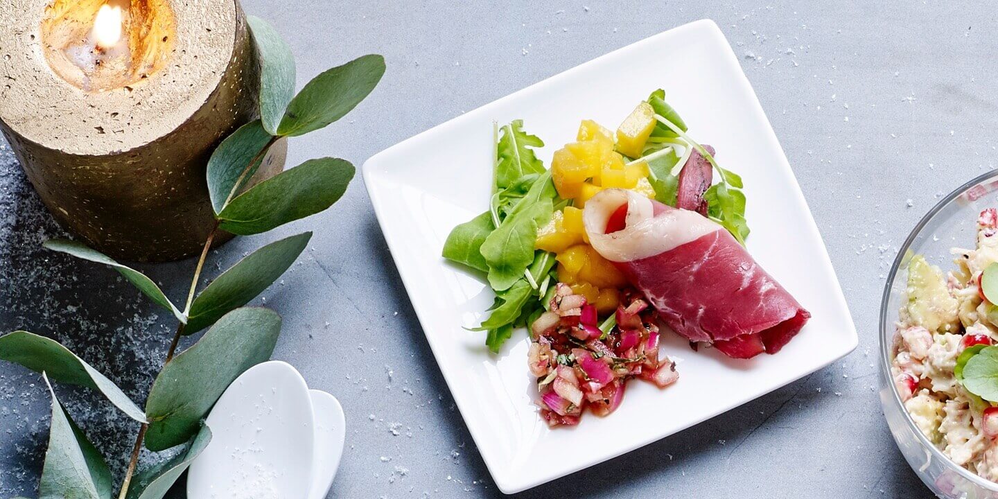 Gerookte eendenborst met mango en rode ui