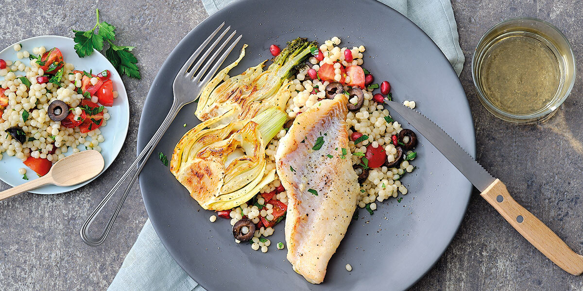 Bar grillé, couscous perlé et fenouil
