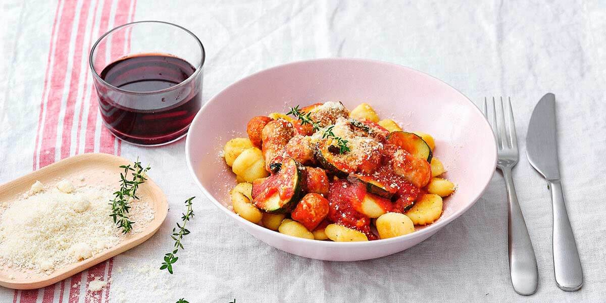 Gnocchi met tomatensaus, gebakken courgette en chipolata 