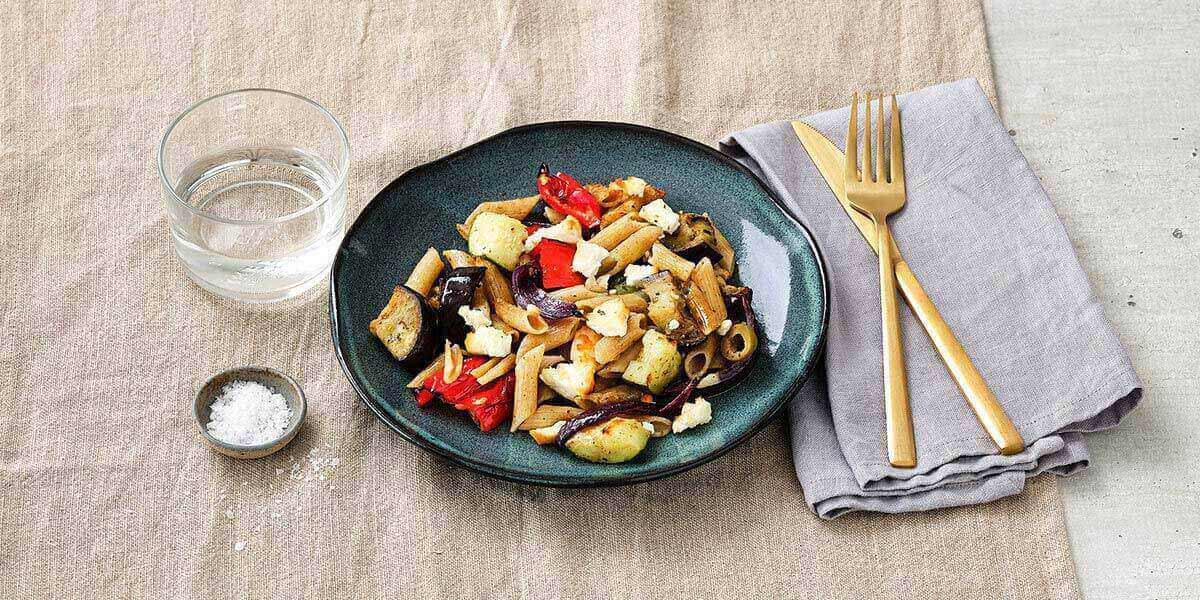 Mediterrane penne met geroosterde groenten, basilicumolie en feta