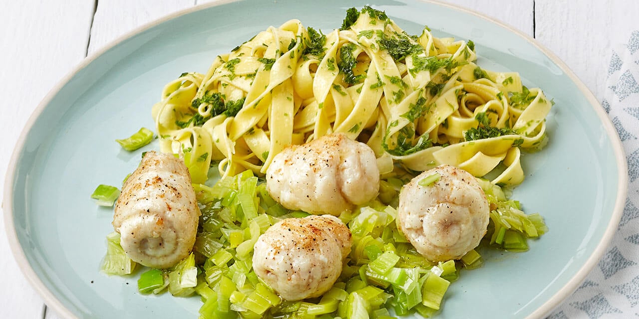 Wijtingrolletjes, gebakken prei en tagliatelle met kervelvinaigrette		
