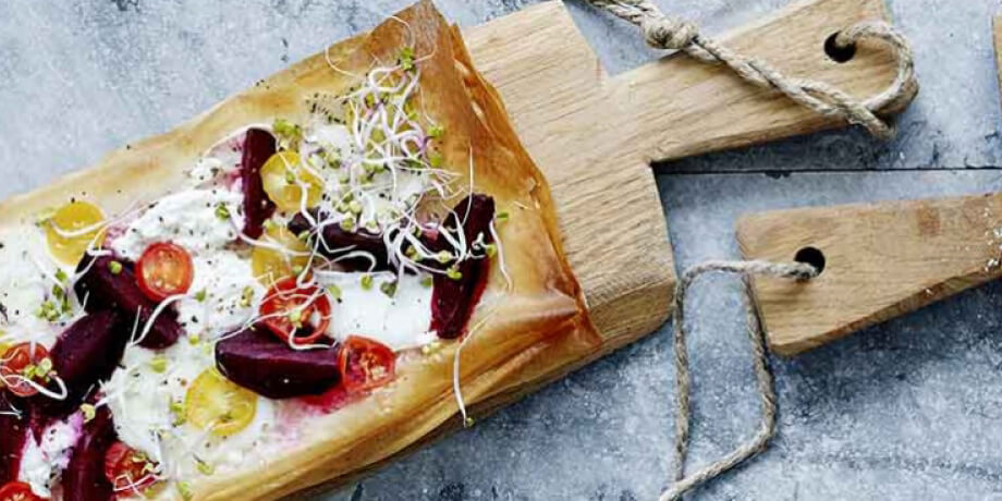 Krokante pizza met mozzarella en biet