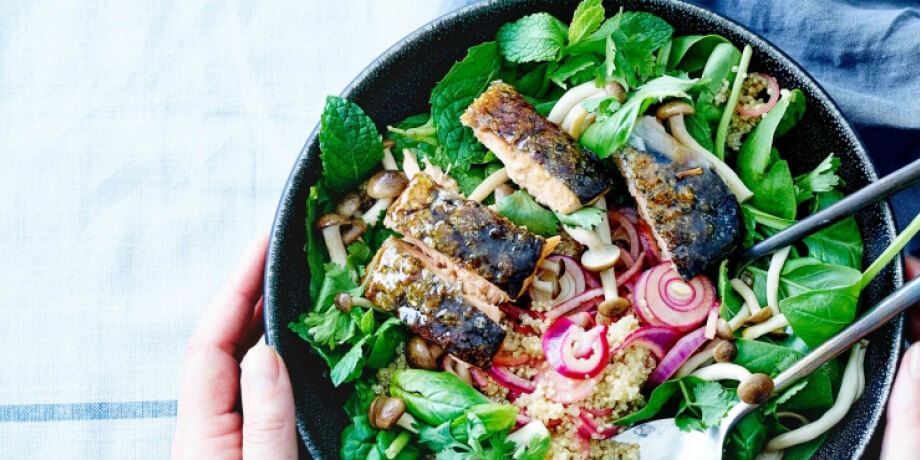 Gelakte zalm en smulsalade met quinoa