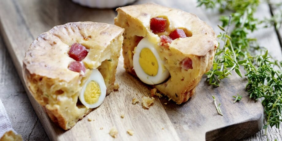 Muffins met ham, fijne kruiden en een kwarteleitje