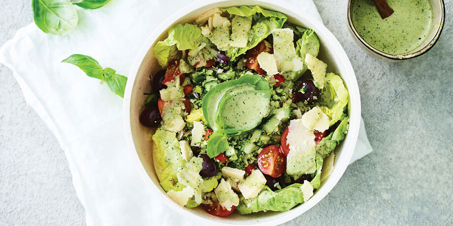 Romeinse salade en vinaigrette met kerstomaten en ansjovis