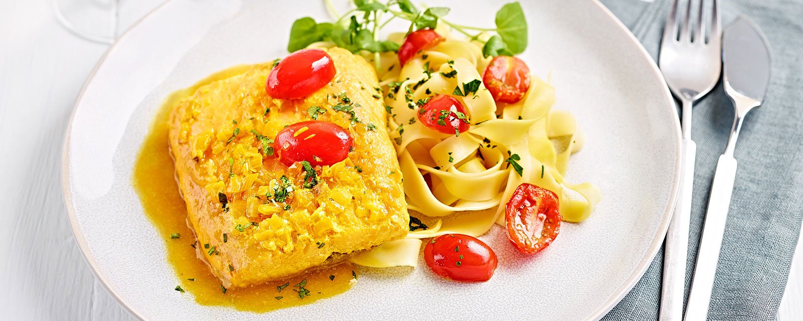 Papillot van zalm, kerstomaten en saffraansaus met tagliatelle		
