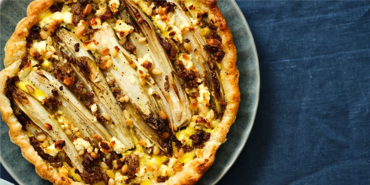 Quiche aux chicons, agneau haché, feta et pignons de pin