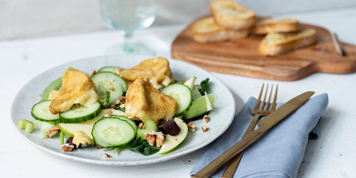 Croquettes de camembert avec salade verte et pomme