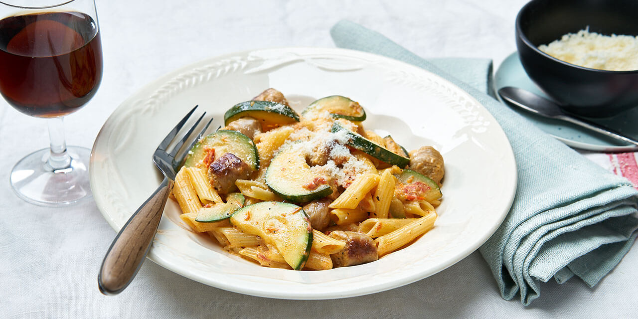 Penne met chipolata en zongedroogde tomaten-mascarponesaus