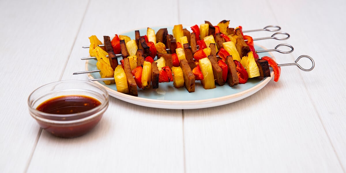 Brochettes van seitan met gembermarinade en sojasaus
