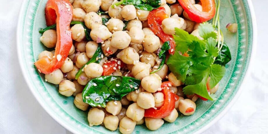 Salade van kikkererwten met spinazie en gegrilde paprika