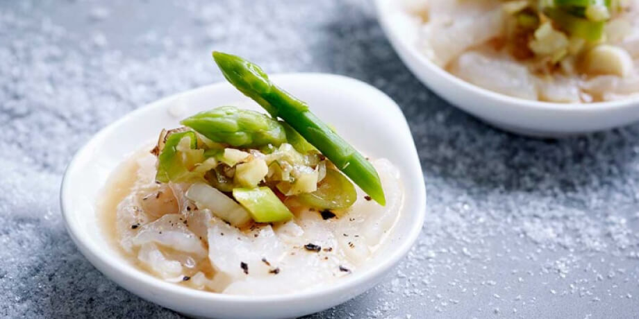 Carpaccio van zeebaars met groene asperges en notensaus