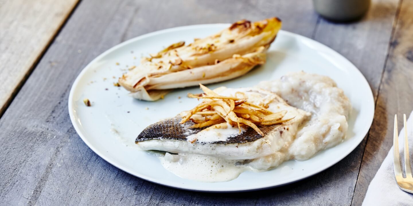 Bar Oméga, purée de topinambours, frites de panais et chicons grillés