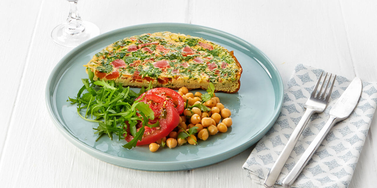Frittata van tomaat, salade van kikkererwten met verse kruiden