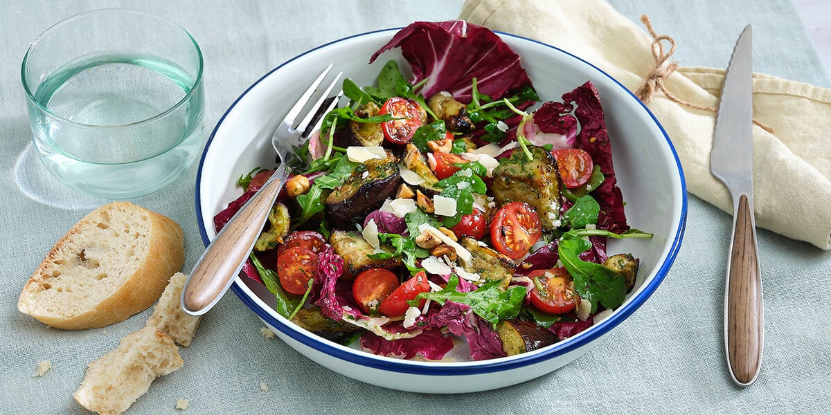 Salade met geroosterde aubergine en basilicumdressing