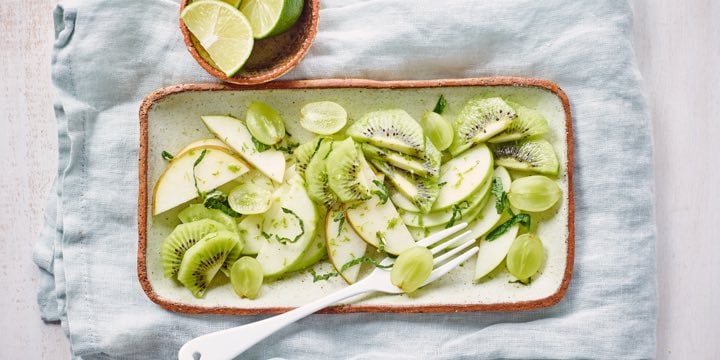 Salade de fruits verts avec kiwi, pomme, poire et raisins