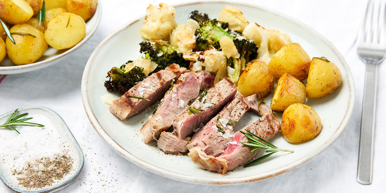 Dunne lende, geroosterde broccoli en bloemkool met beurre noisette en krieltjes