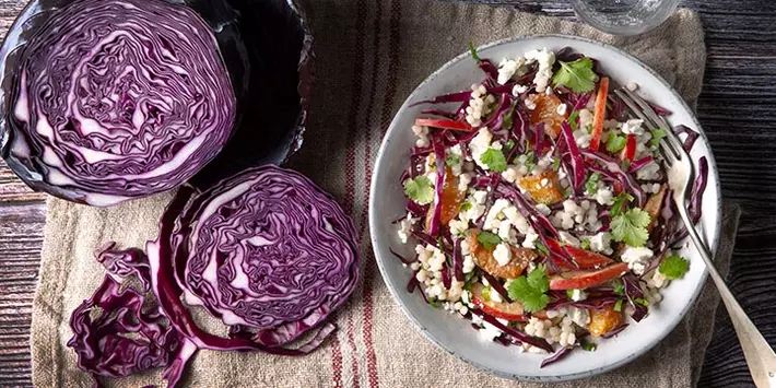 Salade van rode kool met couscous, appel en sinaasappelvinaigrette