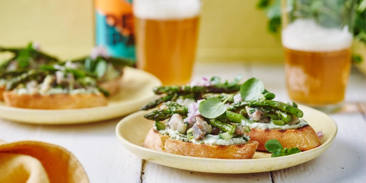 Toast met maatjestartaar, groene asperges en waterkerssaus