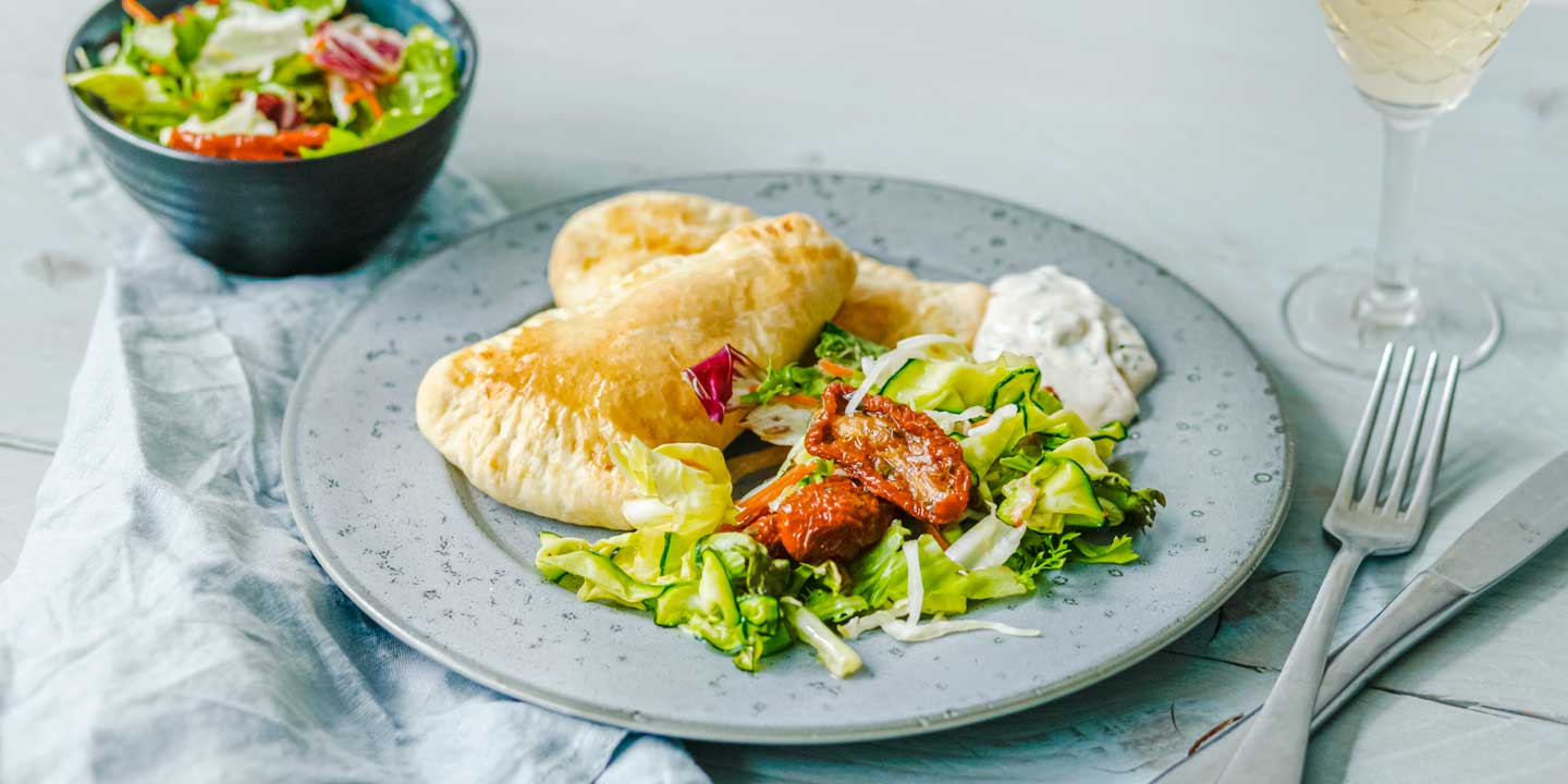 Empanada met kabeljauw, zure room en bieslook