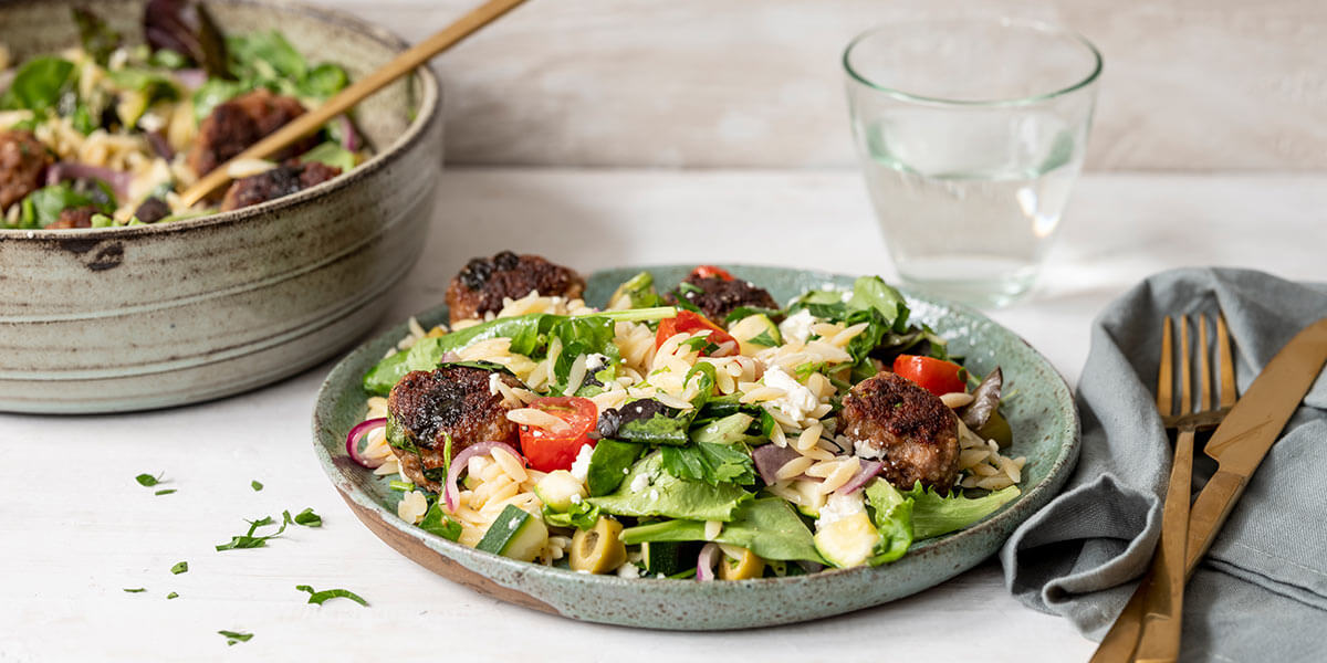 Griekse salade met orzo en gehaktballetjes
