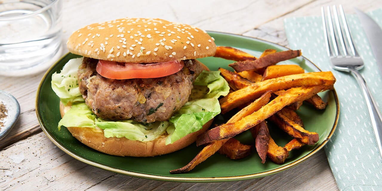 Homemade burger met salie en bearnaise en zoete aardappelfrietjes
