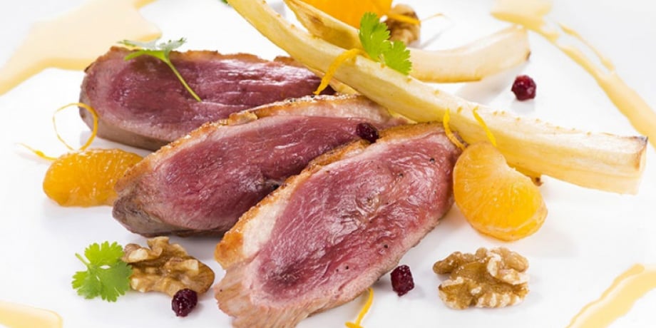 Filet de canard à la mandarine, panais et noix rôtis au four
